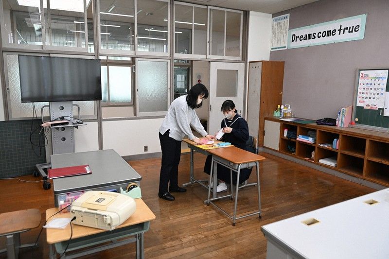 Imanaka và giáo viên chủ nhiệm Imanaka và giáo viên chủ nhiệm